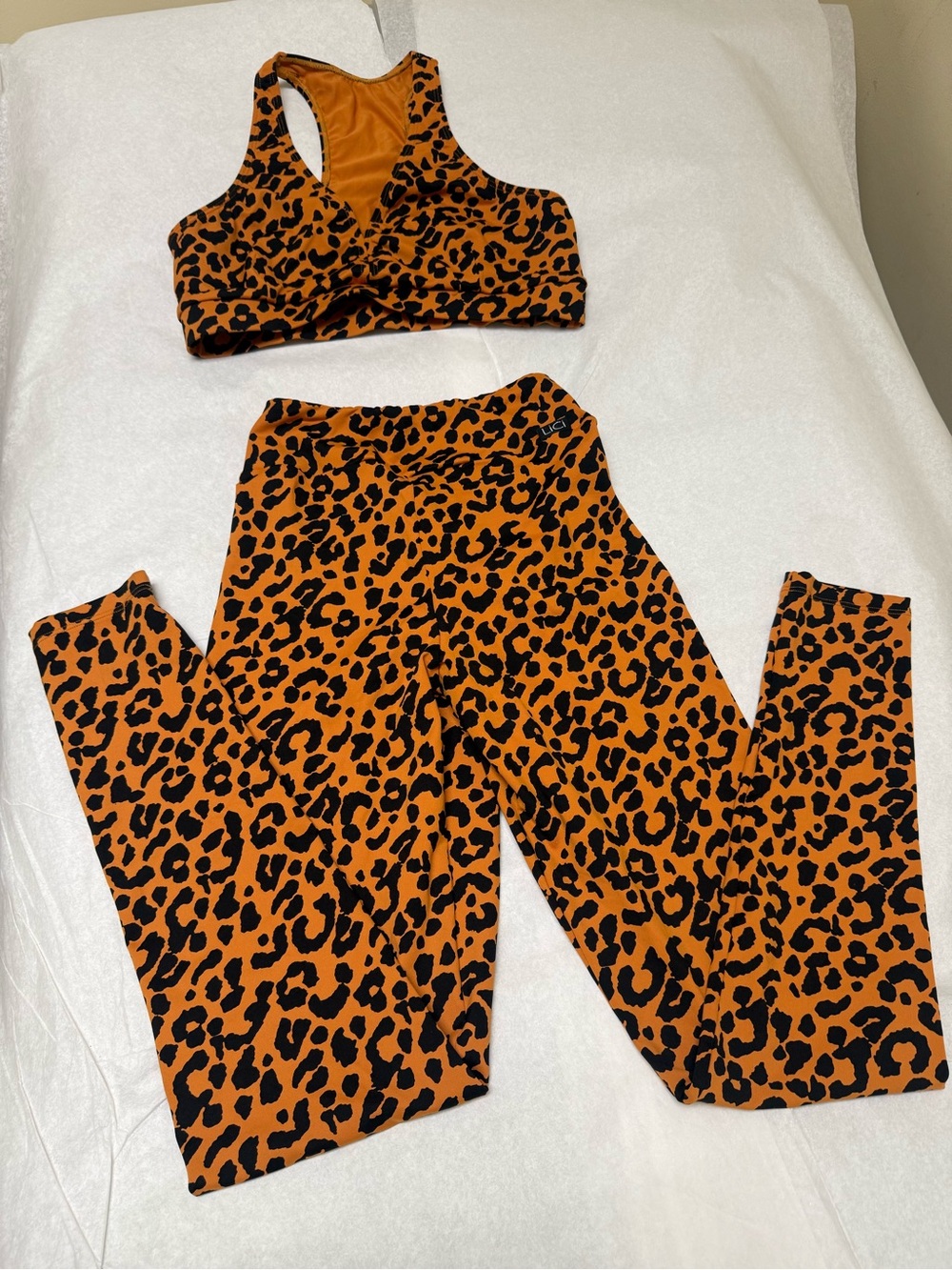 Lici Fit Leopard Print High-Waist Leggings & Sports Bra Set - Orange/Black🟠